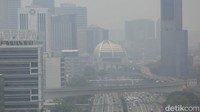 Suasana langit Jakarta yang berkabut akibat polusi udara, Senin (2/10/2023). 