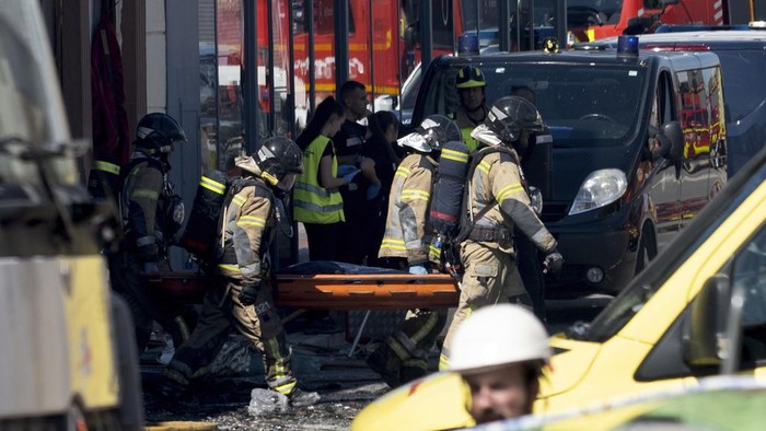 Firefighters carry out a covered body on a stretcher after a fire in a nightclub in Murcia, Spain in the early hours of Sunday Oct. 1, 2023. At least 13 people were killed in a fire in a Spanish nightclub on Sunday morning, authorities said, with fears the toll could still rise as rescue workers sift through the debris.The fire broke out in the two-storey 