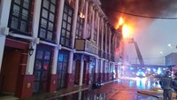 Petugas pemadam kebakaran bekerja di luar klub malam yang terbakar di Murcia, Spanyol tenggara pada dini hari, Minggu (1/10/2023). Bomberos/Ayuntamiento de Murcia via AP