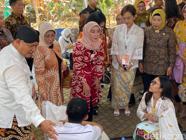 Wury sempat mendatangi sejumlah perajin yang sedang membatik di stan masing-masing. Ia juga memanfaatkan kesempatan tersebut untuk berinteraksi dengan mereka. (Foto: Daniel Ngantung/detikcom)