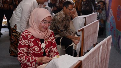 7 Potret Istri Wapres Rayakan Hari Batik Nasional 2023, Membatik Motif IKN