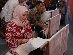 7 Potret Istri Wapres Rayakan Hari Batik Nasional 2023, Membatik Motif IKN