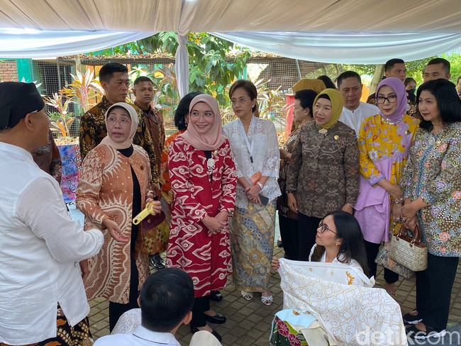 Puncak perayaan Hari Batik Nasional 2023 berlangsung di Museum Batik Indonesia, Taman Mini Indonesia Indah (TMII), Senin (2/10/2023). Turut hadir dalam acara tersebut, istri Wakil Presiden Maruf Amin, Wury Estu Handayani. (Foto: Daniel Ngantung/detikcom)