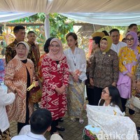 Puncak perayaan Hari Batik Nasional 2023 berlangsung di Museum Batik Indonesia, Taman Mini Indonesia Indah (TMII), Senin (2/10/2023). Turut hadir dalam acara tersebut, istri Wakil Presiden Maruf Amin, Wury Estu Handayani. (Foto: Daniel Ngantung/detikcom)