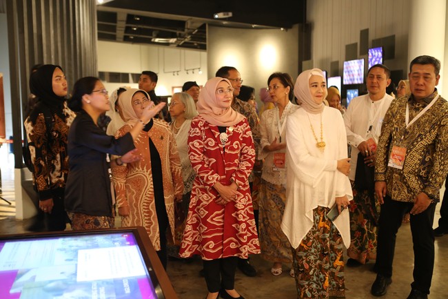 Untuk kesempatan istimewa tersebut, Wury hadir dalam balutan coat-dress bernuansa merah-putih. Motif mega mendung khas Jawa Barat menjadi pilihannya. (Foto: Dok. Yayasan Batik Indonesia)
