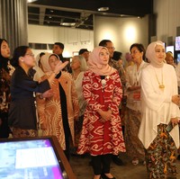 Untuk kesempatan istimewa tersebut, Wury hadir dalam balutan coat-dress bernuansa merah-putih. Motif mega mendung khas Jawa Barat menjadi pilihannya. (Foto: Dok. Yayasan Batik Indonesia)