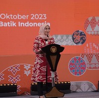 Hadirnya Hari Batik Nasional dengan tema Batik Bangkit merupakan momen penting bagi industri batik agar dapat tumbuh dan maju setelah sempat terhambat akibat pandemi covid-19, selain itu peringatan Hari Batik Nasional juga menandai kiprah batik sebagai warisan budaya nasional yang mendunia lewat pameran pagelaran dan peragaan busana internasional, batik boleh mendunia tapi tetap milik Indonesia, ujar Wury dalam keterangannya. (Foto: Dok. Yayasan Batik Indonesia)