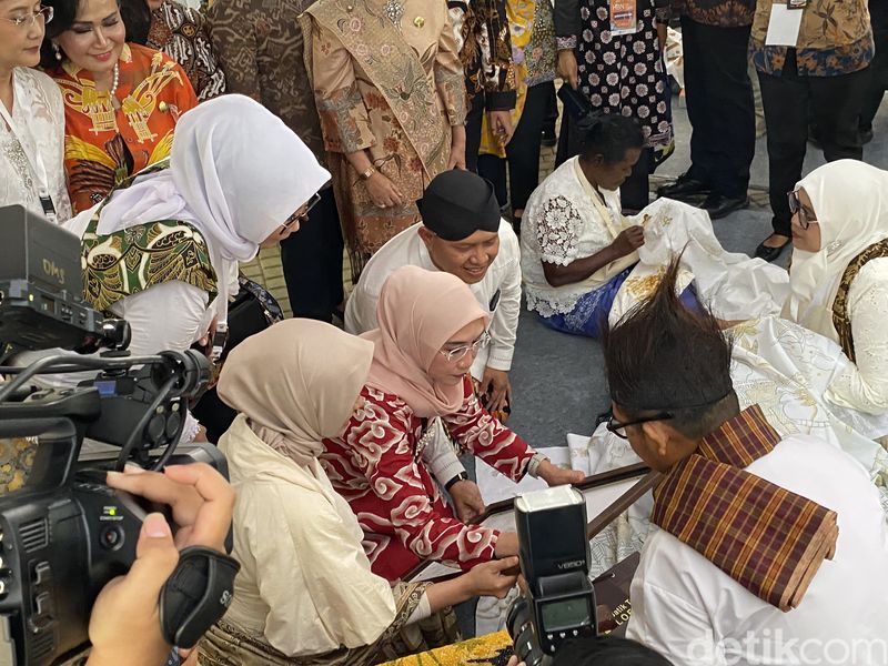 Istri Wakil Presiden Ma'ruf Amin Wury Estu Handayani di Perayaan Hari Batik Nasional 2023