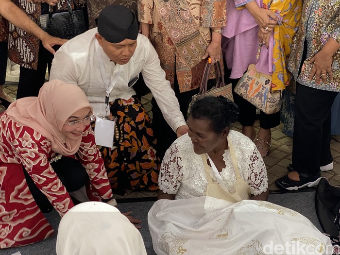 Istri Wakil Presiden Ma’ruf Amin Wury Estu Handayani di Perayaan Hari Batik Nasional 2023