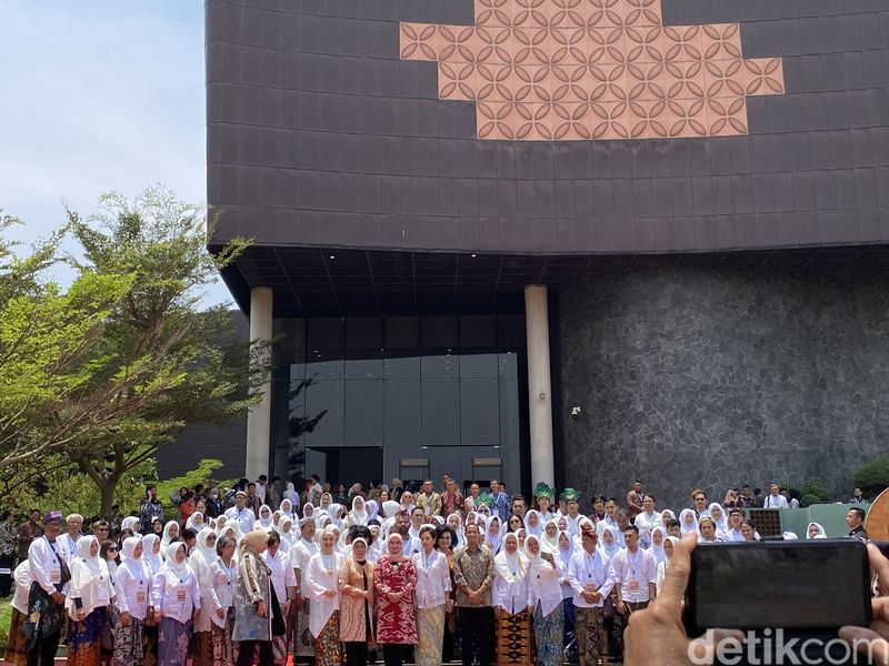 Istri Wakil Presiden Ma'ruf Amin Wury Estu Handayani di Perayaan Hari Batik Nasional 2023