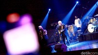 Penampilan yang ditunggu-tunggu oleh para penonton yakni Iwan Fals. Ia membawakan lagu Nona, lagu dari Glenn Fredly Januari, dan lagunya yang paling populer yaitu Bento. (Foto: Chelsea Olivia Daffa)