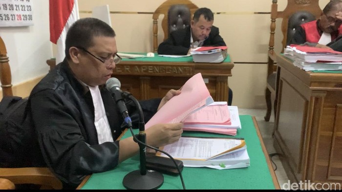 Jaksa bernama Randi yang menjadi JPU dalam perkara dengan terdakwa Parlin dan Edy di PN Medan