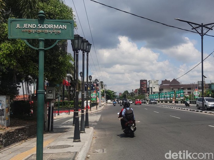 Jalan Jenderal Sudirman Jogja sudah kembali lancar usai ditutup untuk karnaval batik, Senin (2/10/2023) pagi.