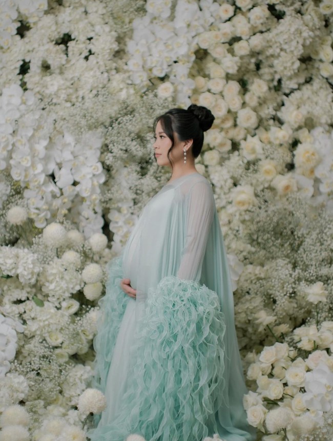 Jessica tampil elegan dan menawan dengan mengenakan gaun panjang berwarna tosca. Gaun menerawang itu berpotongan seperti lengan balon pada bagian bawahnya. Foto: Instagram/@jessicatanoe