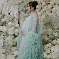 Jessica tampil elegan dan menawan dengan mengenakan gaun panjang berwarna tosca. Gaun menerawang itu berpotongan seperti lengan balon pada bagian bawahnya. Foto: Instagram/@jessicatanoe