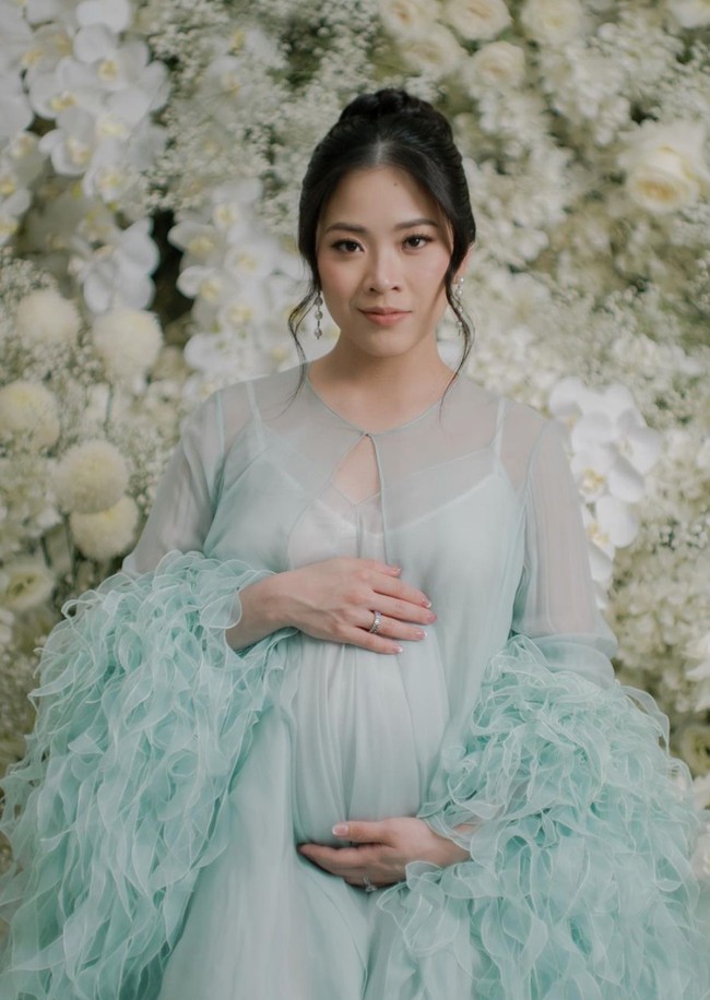 Walaupun hanya dengan riasan wajah natural fresh look dan rambut yang dicepol ke atas, penampilan Jessica itu tetap terlihat elegan dan menawan. Penampilannya itu juga dipercantik dengan beberapa aksesori, seperti cincin dan anting yang menjuntai di kedua telinganya. Foto: Instagram/@jessicatanoe