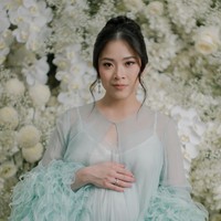 Walaupun hanya dengan riasan wajah natural fresh look dan rambut yang dicepol ke atas, penampilan Jessica itu tetap terlihat elegan dan menawan. Penampilannya itu juga dipercantik dengan beberapa aksesori, seperti cincin dan anting yang menjuntai di kedua telinganya. Foto: Instagram/@jessicatanoe