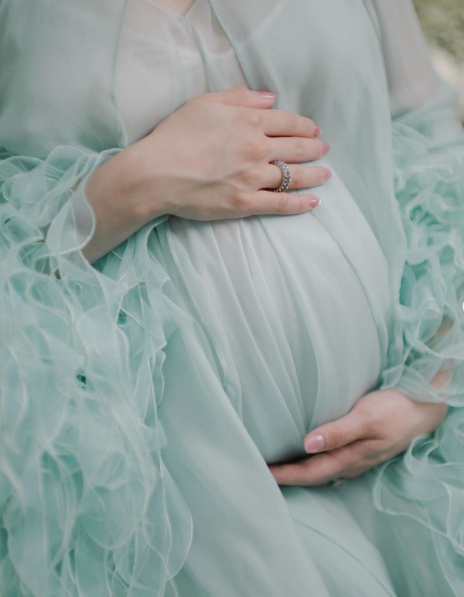 Sudah memasuki usia kehamilan 38 minggu, baby bump di perut Jessica sudah tampak jelas.  Foto: Instagram/@jessicatanoe