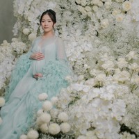 Pemotretan kehamilan Jessica itu juga semakin terlihat mewah dengan dekorasi yang dipenuhi dengan beragam bunga berwarna putih. Terlihat Jessica yang tampak cantik berpose di antara bunga-bunga tersebut. Foto: Instagram/@jessicatanoe