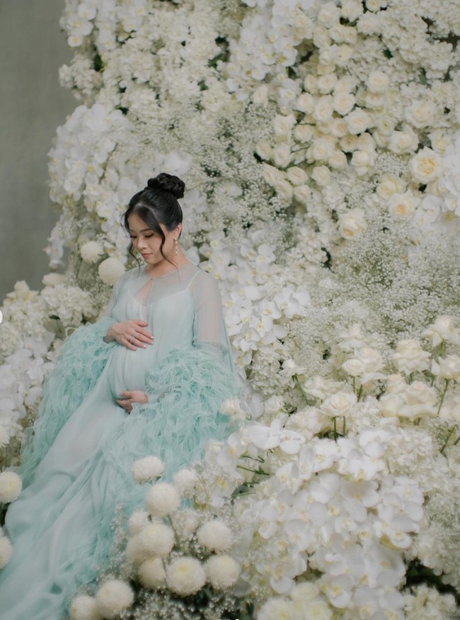 Kehamilan Jessica juga menjadi sorotan karena dirinya diketahui mengandung cucu dari 2 konglomerat ternama. Jessica sendiri diketahui merupakan anak dari pengusaha, pemilik MNC Group, Hary Tanoesoedibjo. Sementara suaminya, Jonathan Natakusuma ialah putra dari bos Emtek group, Fofo Sariaatmadja. Foto: Instagram/@jessicatanoe