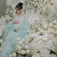 Kehamilan Jessica juga menjadi sorotan karena dirinya diketahui mengandung cucu dari 2 konglomerat ternama. Jessica sendiri diketahui merupakan anak dari pengusaha, pemilik MNC Group, Hary Tanoesoedibjo. Sementara suaminya, Jonathan Natakusuma ialah putra dari bos Emtek group, Fofo Sariaatmadja. Foto: Instagram/@jessicatanoe