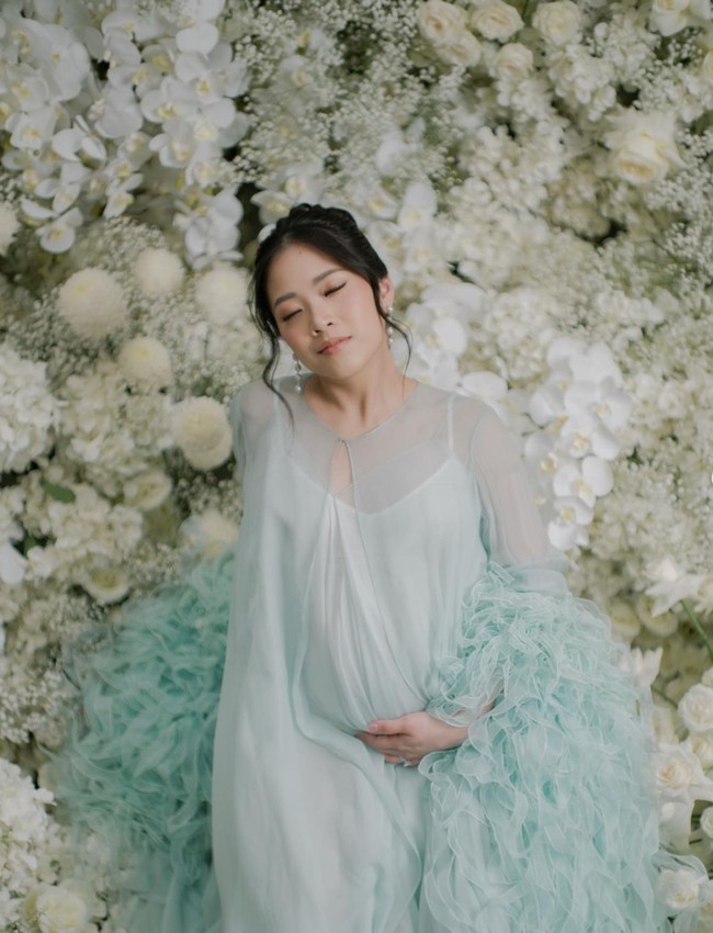 Terlihat pesona anak ketiga dari lima bersaudara itu begitu terpancar. Selain Jessica, sang kakak, Valencia Tanoesoedibjo saat ini diketahui juga sedang hamil anak pertama dengan pebulu tangkis Kevin Sanjaya. Foto: Instagram/@jessicatanoe