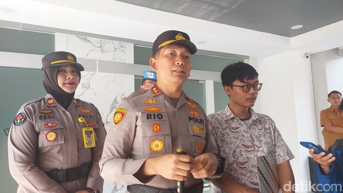Kapolres Bogor memberikan hadiah umrah gratis ke warga yang menggagalkan pencurian motor