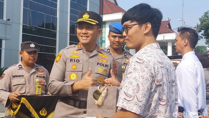 Kapolres Bogor memberikan hadiah umrah gratis ke warga yang menggagalkan pencurian motor