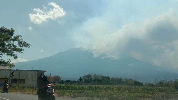 Kebakaran Gunung Lawu terlihat dari wilayah Plaosan, Magetan, Senin (2/10/2023).