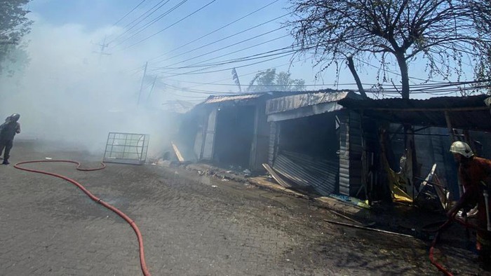 Kebakaran ilalang di Surabaya merembet ke 9 warung