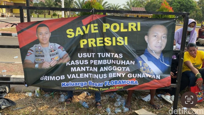 Keluarga mantan polisi yang tewas gelar aksi di Mapolres Bangka Tengah.