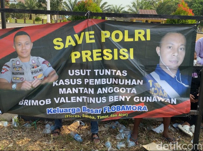 Keluarga mantan polisi yang tewas gelar aksi di Mapolres Bangka Tengah.