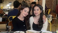 Artis blasteran ini juga pernah menikmati hidangan steak dengan olahan bayam dan jagung creamy bersama temannya di restoran mewah.Foto: Instagram @enzystoria