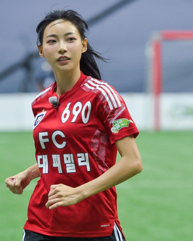 Seperti Karina, Kim Min Ji memiliki tubuh tinggi dan langsing yang menjadi body goals para wanita. Foto: Instagram