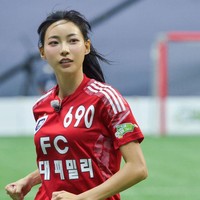 Seperti Karina, Kim Min Ji memiliki tubuh tinggi dan langsing yang menjadi body goals para wanita. Foto: Instagram