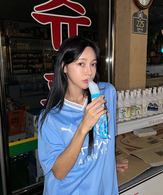 Karena kesamaan fisik mereka, wanita tersebut dijuluki Track Karina sejak tahun lalu. Min Ji tidak keberatan dengan julukan tersebut bahkan mengaku bahwa sebutan itu adalah panggilan favoritnya dalam sebuah siaran Instagram. Foto: Instagram