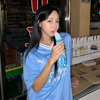 Karena kesamaan fisik mereka, wanita tersebut dijuluki Track Karina sejak tahun lalu. Min Ji tidak keberatan dengan julukan tersebut bahkan mengaku bahwa sebutan itu adalah panggilan favoritnya dalam sebuah siaran Instagram. Foto: Instagram