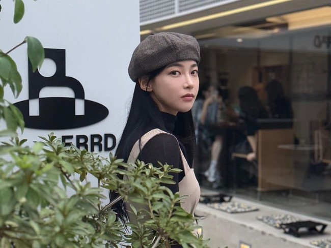 Kim Min Ji dan Karina yang punya Yu Ji Min memang tampak memiliki kesamaan fisik. Beberapa netizen menyoroti wajah mereka yang sama-sama kecil. Bentuk wajah dan hidung keduanya juga serupa. Foto: Instagram
