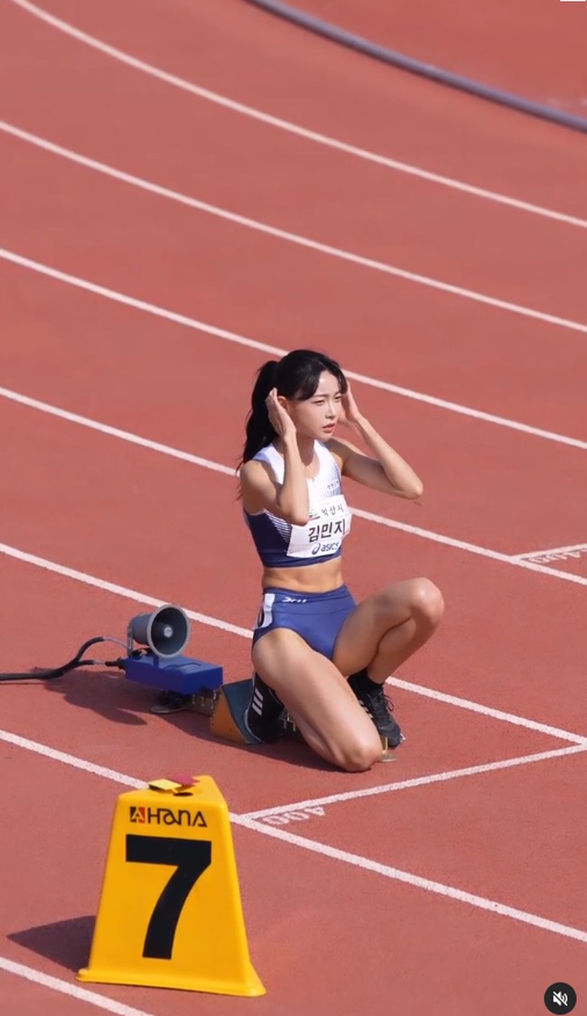 Di Instagram, Kim Min Ji sering mengunggah potret kesibukannya ketika bertanding dan latihan. Netizen pun salah fokus dengan pesonanya yang disebut mirip Karina aespa. Foto: Instagram