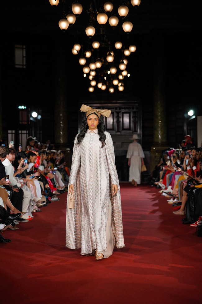 Fashion show koleksi busana monogram Buttonscraves di London Fashion Week, Senin [18/9/2023]. Foto: Dok. Buttonscarves.