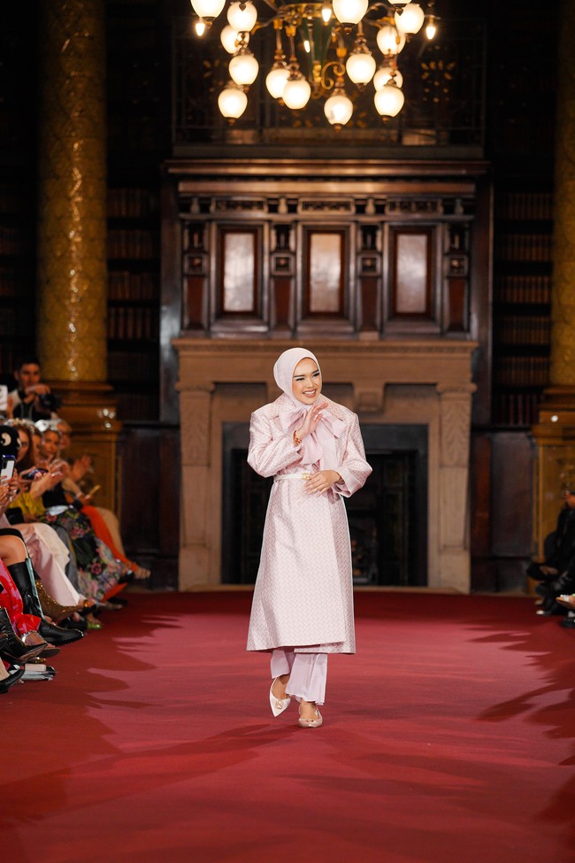 CEO dan Creative Director Button Scarvers Linda Anggrea usai fashion show koleksi busana monogram Buttonscraves di London Fashion Week, Senin [18/9/2023]. Foto: Dok. Buttonscarves.