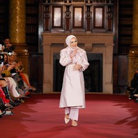 CEO dan Creative Director Button Scarvers Linda Anggrea usai fashion show koleksi busana monogram Buttonscraves di London Fashion Week, Senin [18/9/2023]. Foto: Dok. Buttonscarves.