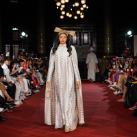 Fashion show koleksi busana monogram Buttonscraves di London Fashion Week, Senin [18/9/2023]. Foto: Dok. Buttonscarves.