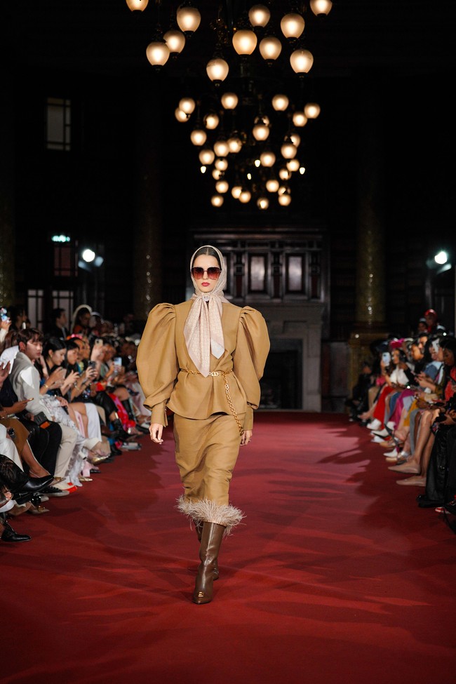 Fashion show koleksi busana monogram Buttonscraves di London Fashion Week, Senin [18/9/2023]. Foto: Dok. Buttonscarves.