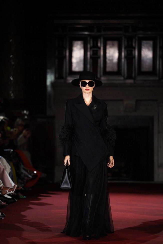 Fashion show koleksi busana monogram Buttonscraves di London Fashion Week, Senin [18/9/2023]. Foto: Dok. Buttonscarves.