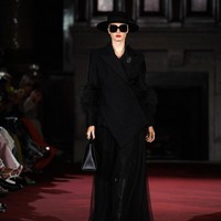 Fashion show koleksi busana monogram Buttonscraves di London Fashion Week, Senin [18/9/2023]. Foto: Dok. Buttonscarves.