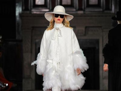 10 Koleksi Busana Monogram Buttonscarves di London Fashion Week 2023