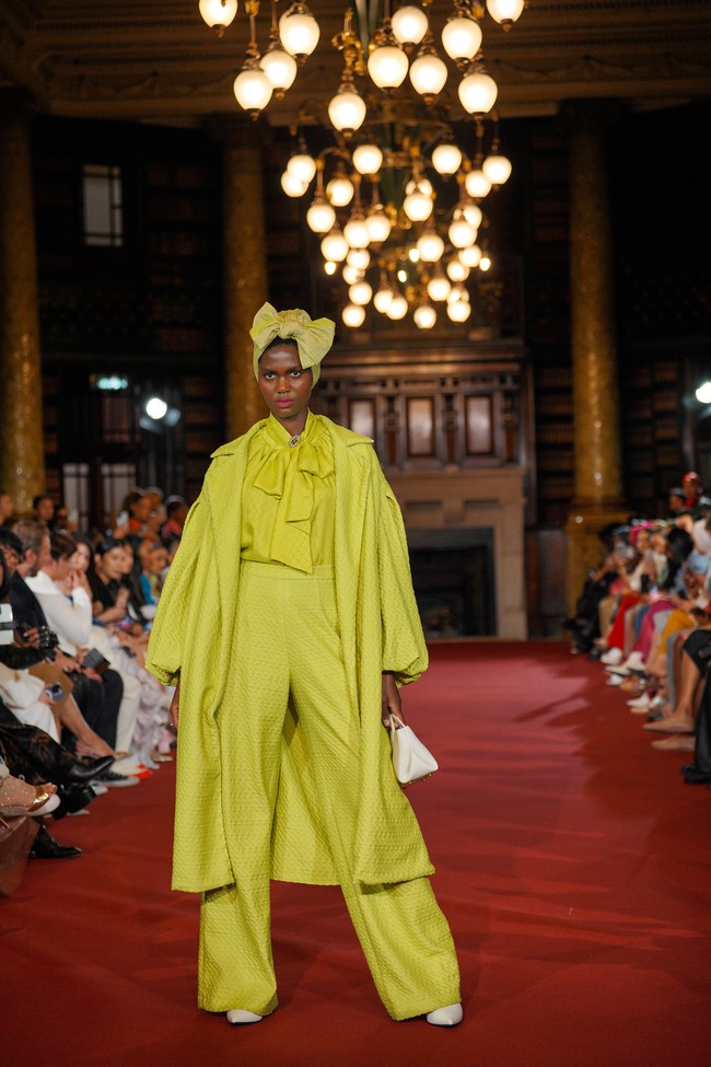 Fashion show koleksi busana monogram Buttonscraves di London Fashion Week, Senin [18/9/2023]. Foto: Dok. Buttonscarves.