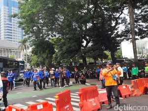 Buruh Demo di Patung Kuda, Jalan Medan Merdeka Barat Arah Istana Ditutup