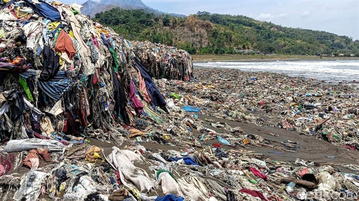 Kondisi pesisir Loji yang dipenuhi sampah